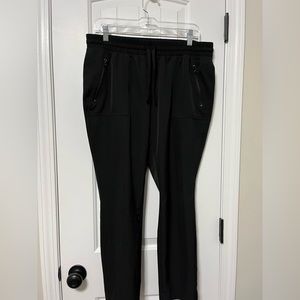 Black Magellan capris